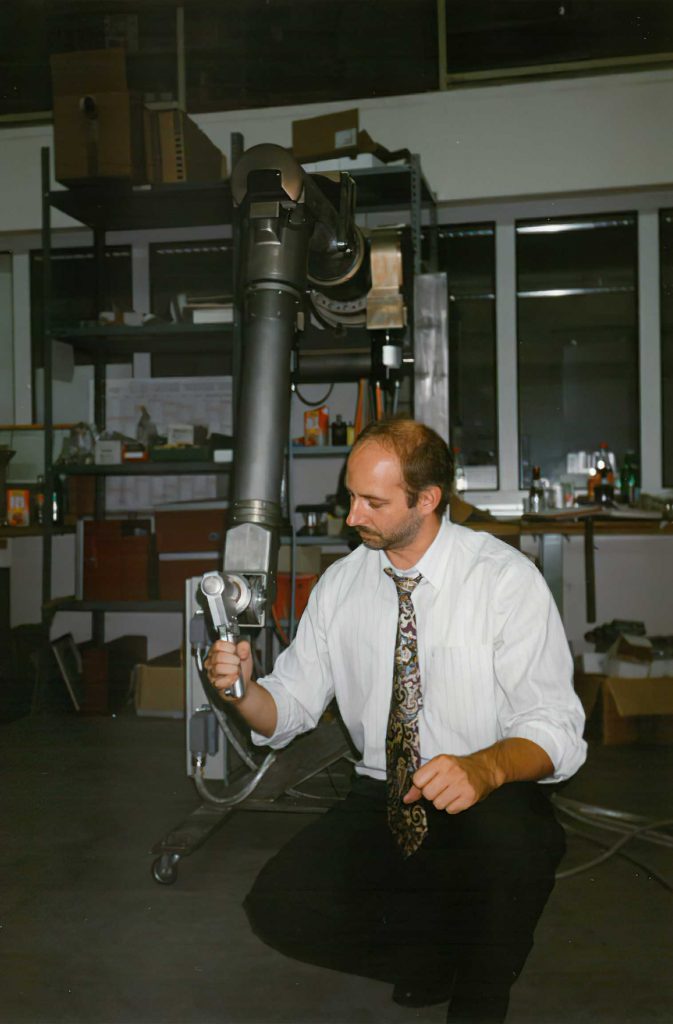 ITK Gründer entwickelt an einem Roboter