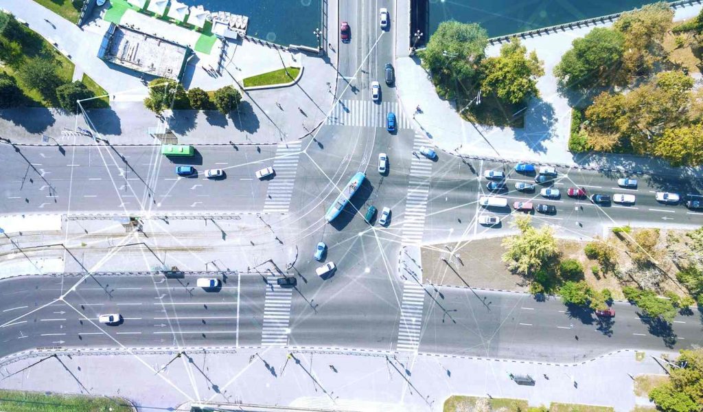 Straßenverkehr mit Autos, Straßenbahn, Baustelle aus der Vogelperspektive