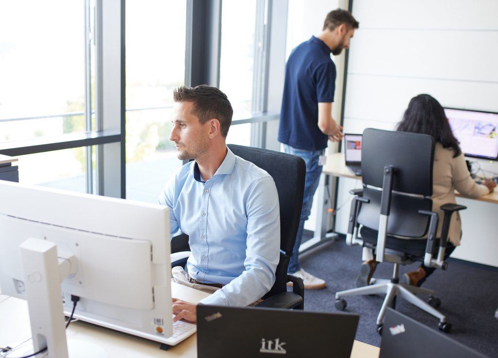 Drei ITK Mitarbeiter arbeiten im Büro